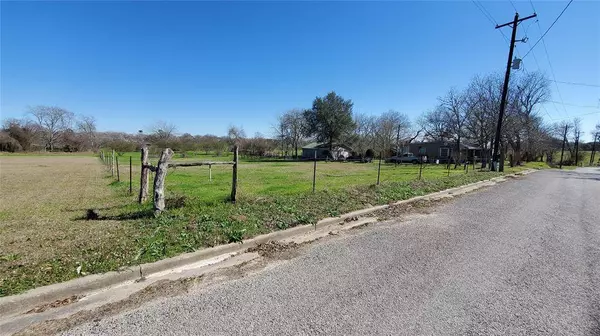 213 Mulberry ST, Hallettsville, TX 77964