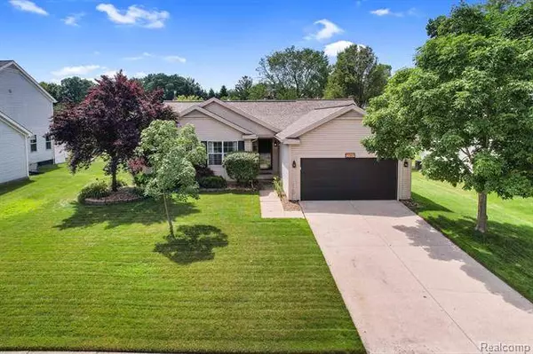 2361 LORRAINA Lane, Hartland, MI 48353