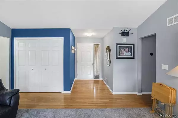 2361 LORRAINA Lane, Hartland, MI 48353