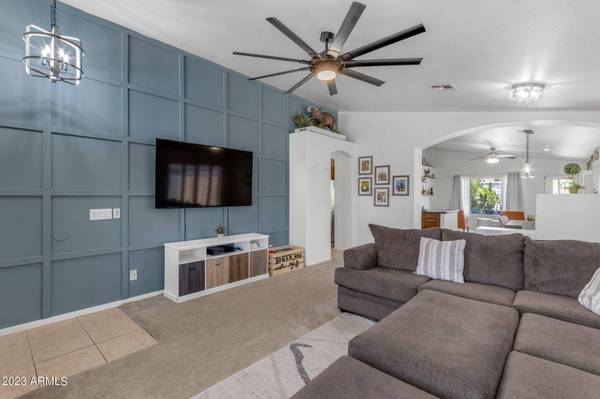 723 N JOSHUA TREE Lane, Gilbert, AZ 85234