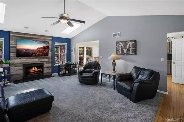 2361 LORRAINA Lane, Hartland, MI 48353