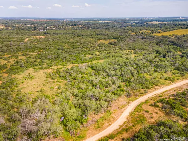 1092 CR 168, Floresville, TX 78114