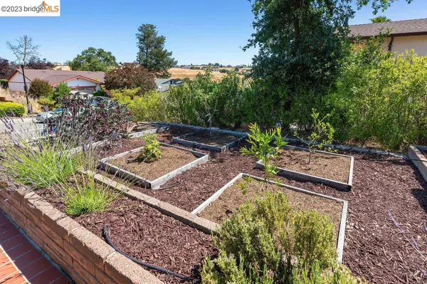 514 Falcon Way, Hercules, CA 94547