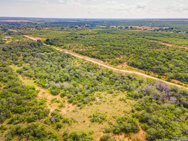 1092 CR 168, Floresville, TX 78114