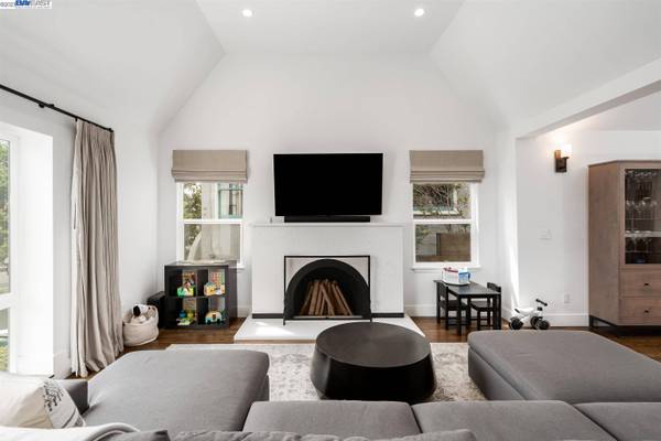 512 Midcrest Rd, Oakland, CA 94610