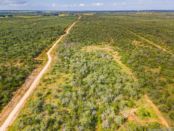 1092 CR 168, Floresville, TX 78114