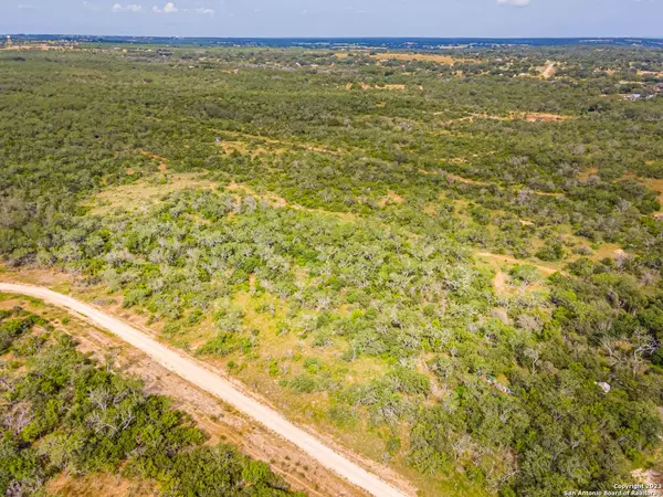 1092 CR 168, Floresville, TX 78114