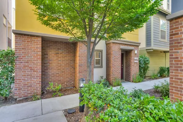 427 Lug LN, Sacramento, CA 95818