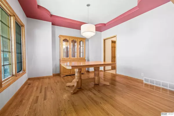 710 Eagle Crest Circle, Papillion, NE 68133