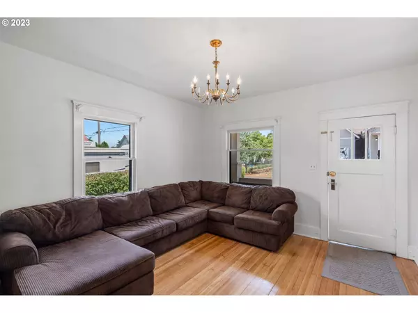 213 5TH ST, Silverton, OR 97381