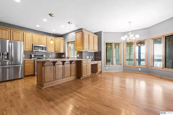 710 Eagle Crest Circle, Papillion, NE 68133