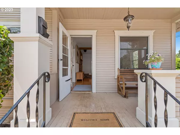 213 5TH ST, Silverton, OR 97381