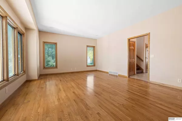 710 Eagle Crest Circle, Papillion, NE 68133