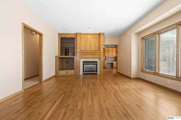 710 Eagle Crest Circle, Papillion, NE 68133