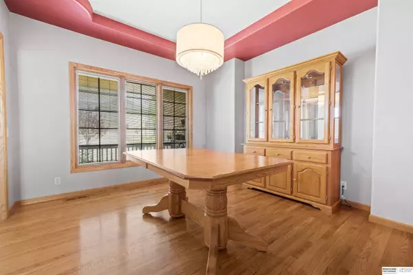 710 Eagle Crest Circle, Papillion, NE 68133