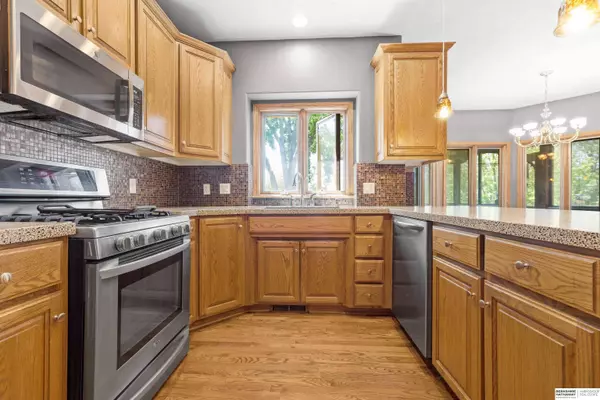 710 Eagle Crest Circle, Papillion, NE 68133