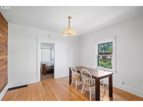 213 5TH ST, Silverton, OR 97381