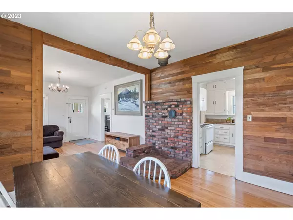 213 5TH ST, Silverton, OR 97381