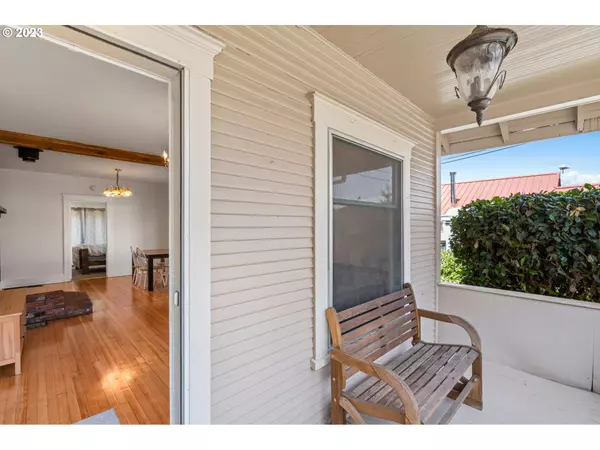 213 5TH ST, Silverton, OR 97381