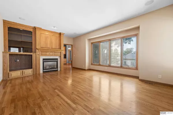 710 Eagle Crest Circle, Papillion, NE 68133