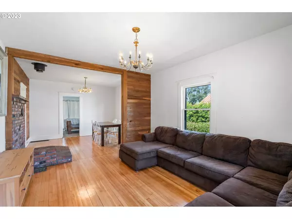 213 5TH ST, Silverton, OR 97381