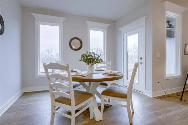 907 NW Crestwood DR, Grain Valley, MO 64029