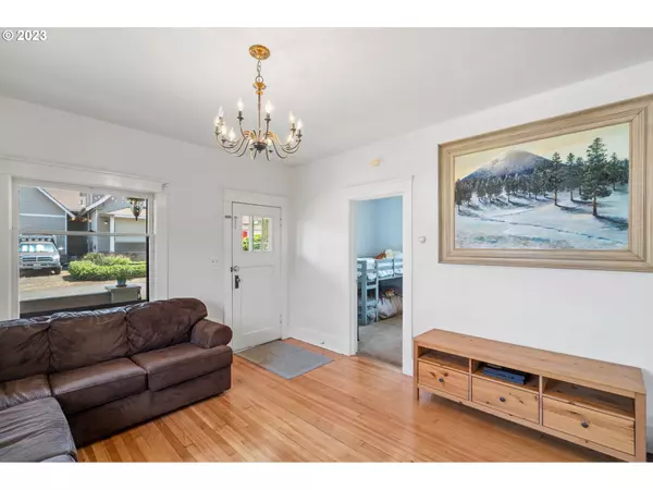 213 5TH ST, Silverton, OR 97381