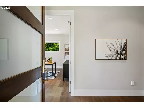 2301 WEMBLEY PARK RD, Lake Oswego, OR 97034