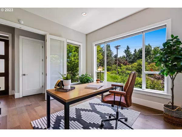 2301 WEMBLEY PARK RD, Lake Oswego, OR 97034