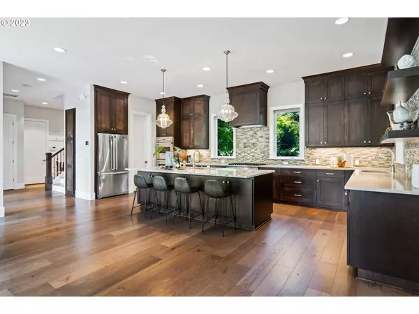 2301 WEMBLEY PARK RD, Lake Oswego, OR 97034