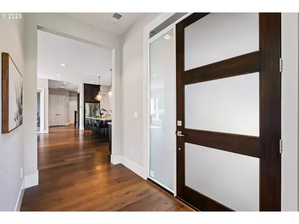 2301 WEMBLEY PARK RD, Lake Oswego, OR 97034