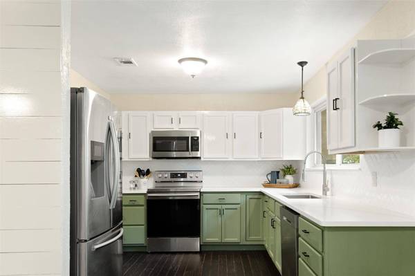 304 W Mistletoe Drive, Kennedale, TX 76060