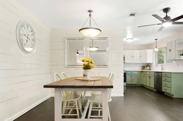 304 W Mistletoe Drive, Kennedale, TX 76060