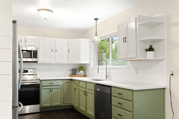 304 W Mistletoe Drive, Kennedale, TX 76060