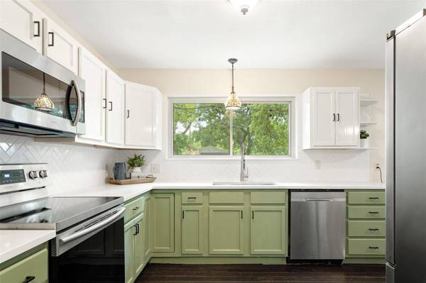 304 W Mistletoe Drive, Kennedale, TX 76060