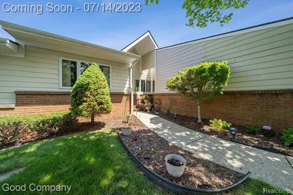 35100 HILLSIDE Drive, Farmington Hills, MI 48335