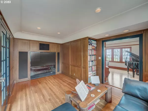 2896 NW WESTOVER RD, Portland, OR 97210