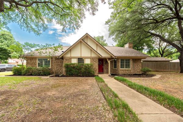 2501 Glassboro Circle, Arlington, TX 76015