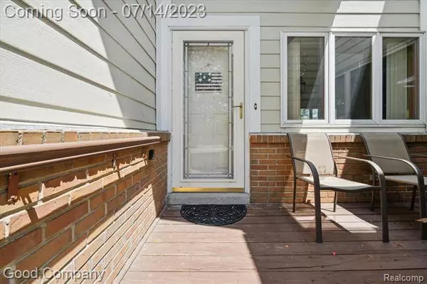 35100 HILLSIDE Drive, Farmington Hills, MI 48335