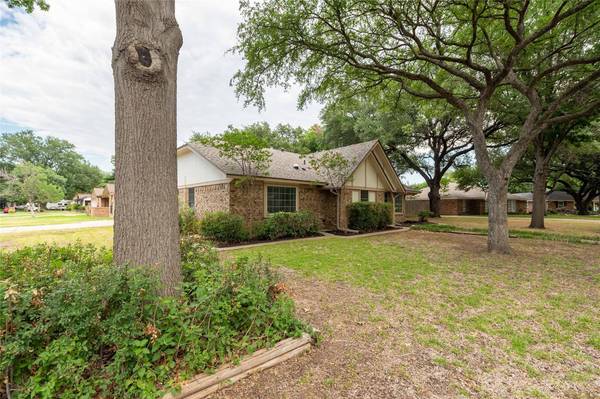 2501 Glassboro Circle, Arlington, TX 76015