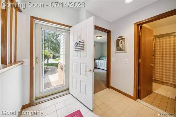 35100 HILLSIDE Drive, Farmington Hills, MI 48335