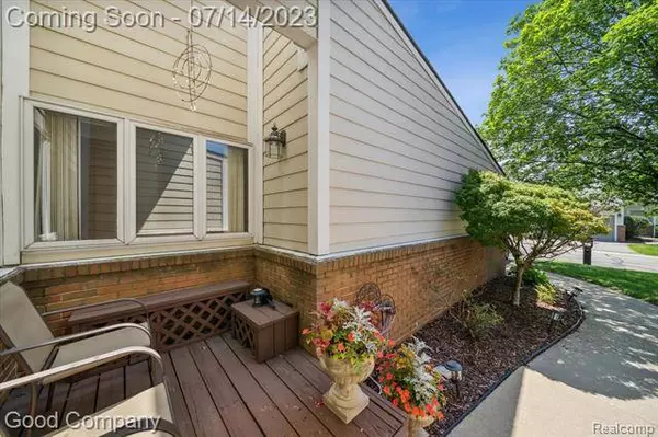 35100 HILLSIDE Drive, Farmington Hills, MI 48335