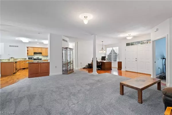 431 Crown Pointe Pkwy, Cuyahoga Falls, OH 44223