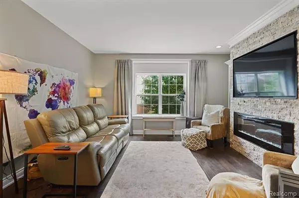 2155 KNOTTY PINE Trail, Howell, MI 48855