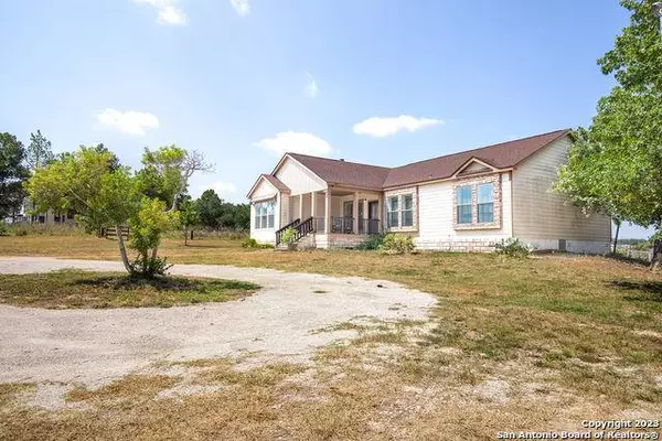 226 TWIN LAKES DR, Sutherland Springs, TX 78161-9710