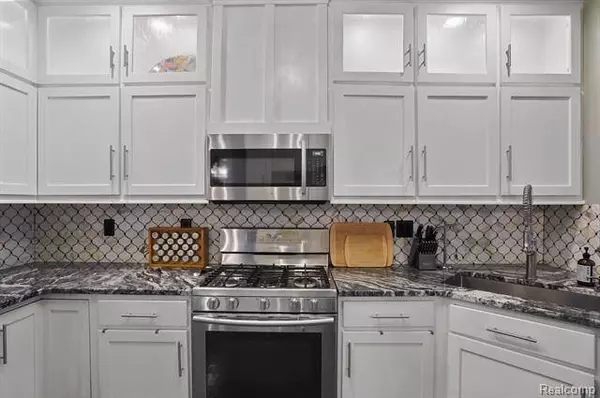 2155 KNOTTY PINE Trail, Howell, MI 48855