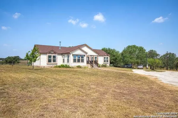 226 TWIN LAKES DR, Sutherland Springs, TX 78161-9710