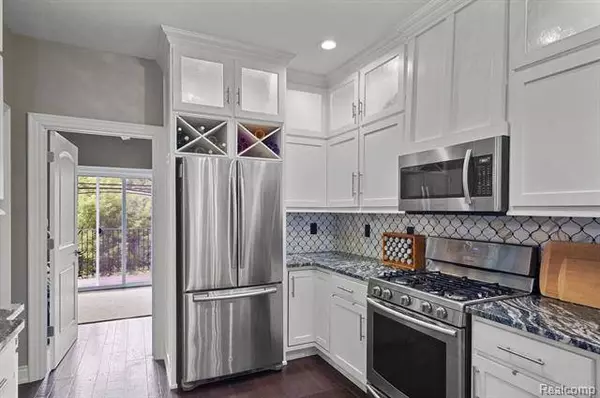 2155 KNOTTY PINE Trail, Howell, MI 48855