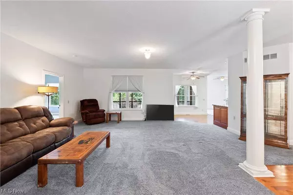 431 Crown Pointe Pkwy, Cuyahoga Falls, OH 44223