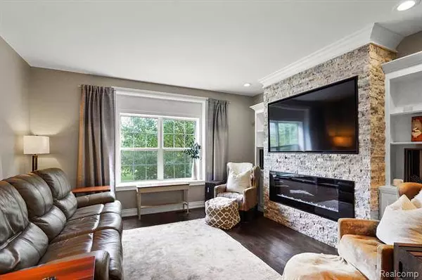 2155 KNOTTY PINE Trail, Howell, MI 48855